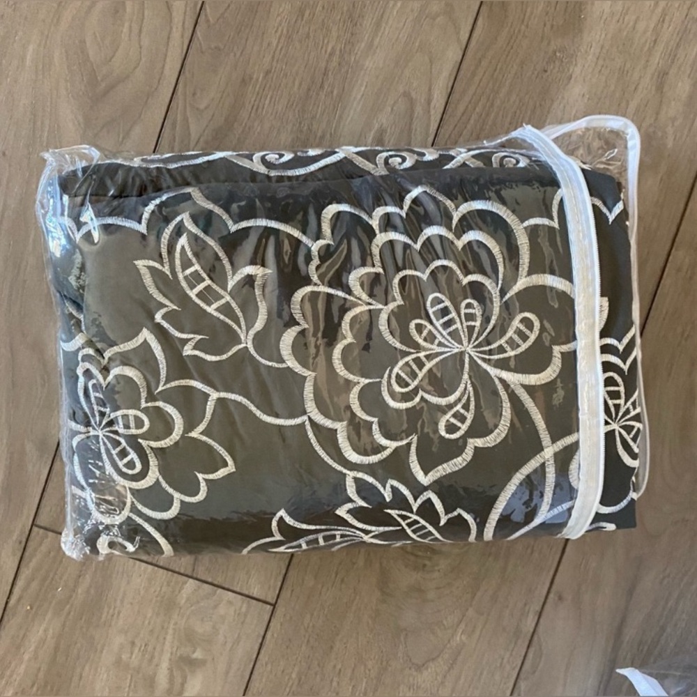 Floral Gray and White Duvet cover